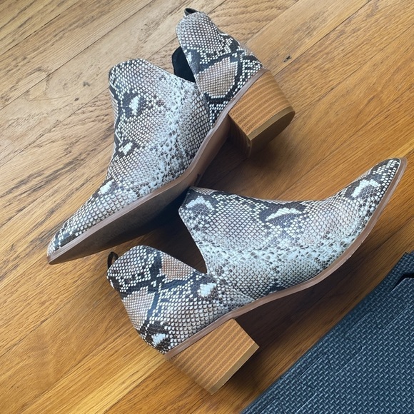 Snake Print Cut Out Ankle Bootie Size 9 - Picture 4 of 11